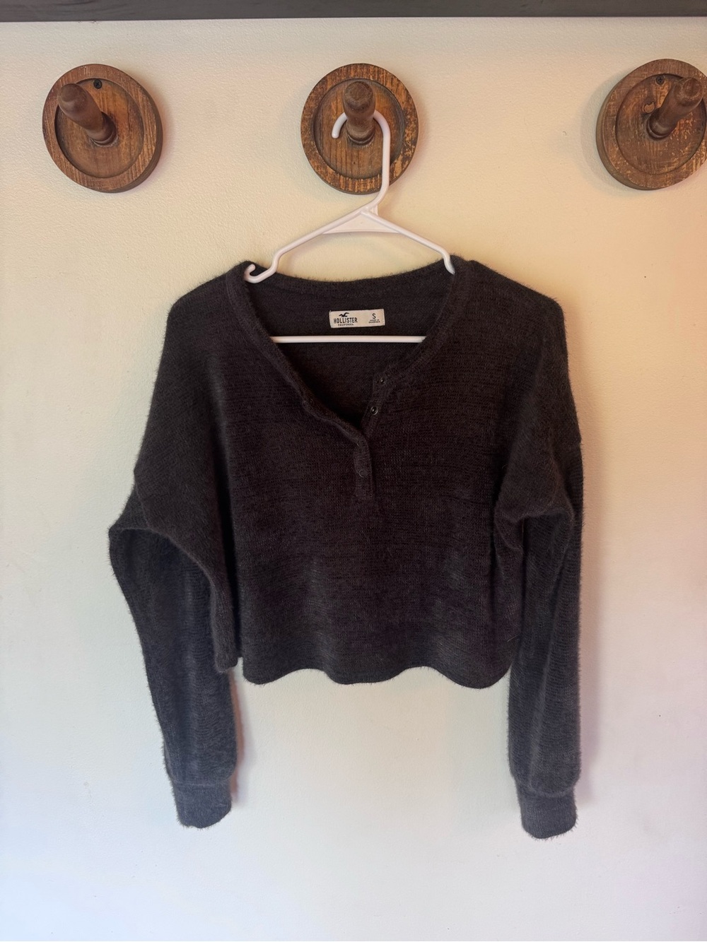 Hollister Charcoal Fuzzy Cropped Henley Sweater size small